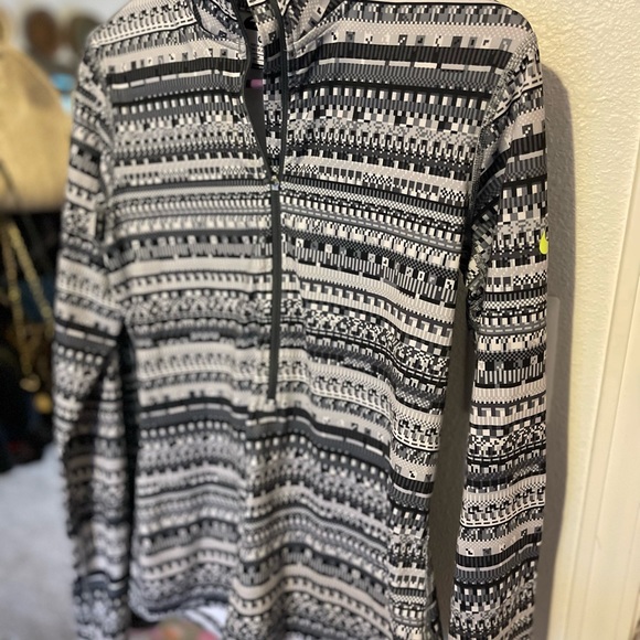 Nike pro half zip in perfect condition no cracking on logo and no pilling - Picture 4 of 4